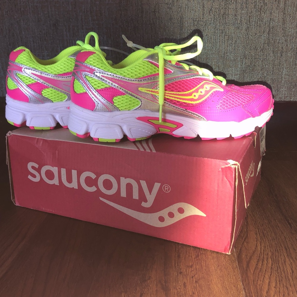Girls 7XW pink and yellow saucony shoes NIB